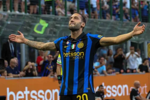 Inter, Hakan Çalhanoğlu’nun Golüyle Monza’yı 4-1 Mağlup Etti: Serie A’ya Galibiyetle Başladı