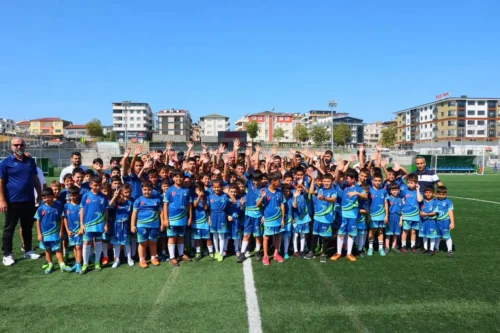 DARICA BELEDİYESİ FUTBOL OKULU’NDA EĞİTİMLER ARALIKSIZ SÜRÜYOR
GENÇLER GELECEĞE HAZIRLANIYOR