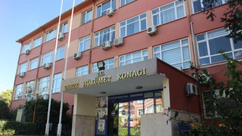 GEBZE’NİN YARIM ASIRLIK TARİHİNE VEDA HÜKÜMET KONAĞI YIKILDI