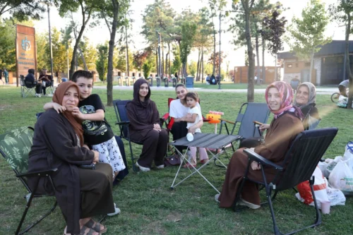 PARK BULUŞMA NOKTASI OLDU