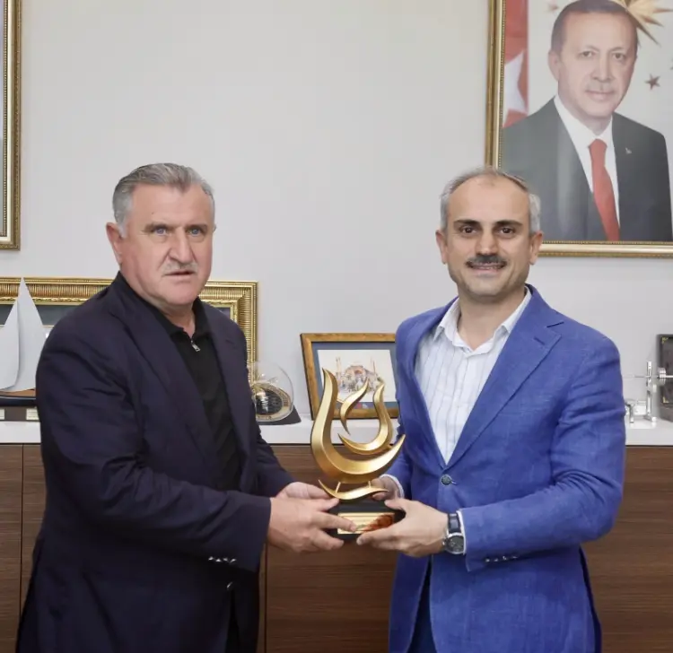 ÇAYIROVA BELEDİYE BAŞKANI BÜNYAMİN ÇİFTCİ BAKAN BAK’A 
SPOR PROJELERİNİ SUNDU