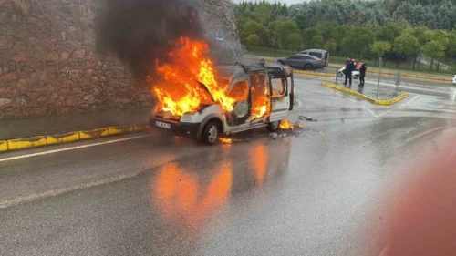 Kocaeli Körfez’de Seyir Halindeki Hafif Ticari Araç Alev Aldı, Hurdaya Döndü