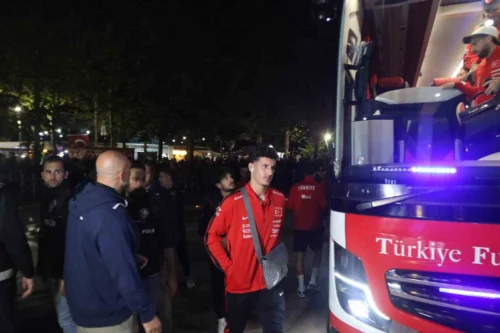 A Milli Takım Fransa Maçı Öncesi Kocaeli’de Coşkulu Taraftar Desteğiyle Karşılandı