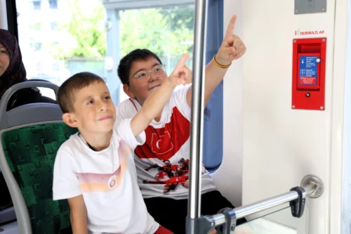 Kocaeli Tramvayında Güvenli ve Eğlenceli Yolculuk: Astakoz ve Mavi Yengeç Kuralları Öğretiyor