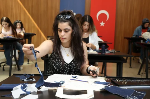 Kocaeli Moda Akademisi “Denimden Açan Düşler” ile Hayallere Hayat Veriyor