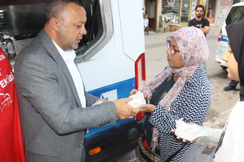 İzmit Belediyesi’nden Çınarlı Camii’nde Cuma İkramları
