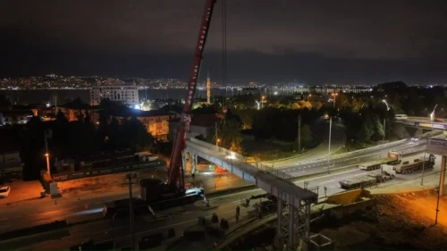 Kocaeli Başiskele Kavşağı Koridor Projesi: 80 Tonluk Yaya Üst Geçidi Tabliyesi Gece Tek Hamlede Monte Edildi