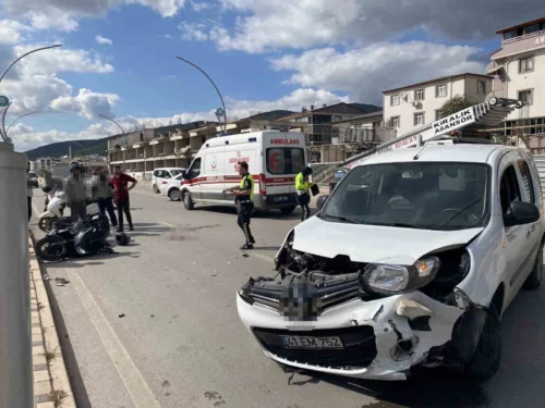 Kocaeli Körfez’de Motosiklet Kazası: Hafif Ticari Araç Çarpıştı, Sürücü Ağır Yaralı