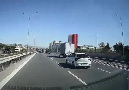 Kocaeli Çayırova D-100’de Makas Atan Kamyonet Dehşeti Kamerada
