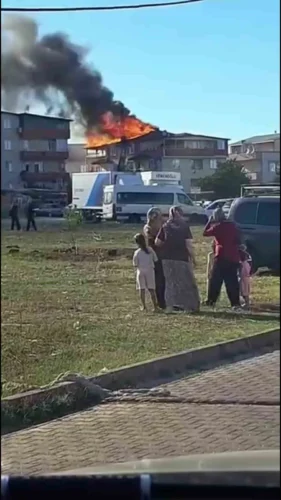 Kocaeli Darıca’da Çatı Yangını: Alevler Sardı, İtfaiye Söndürdü