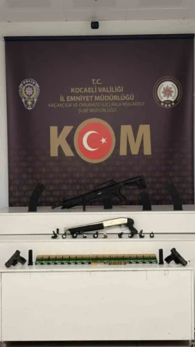 Kocaeli Merkezli 3 İlde Suç Örgütü Operasyonu: 13 Gözaltı, Silah ve Uyuşturucu Ele Geçirildi