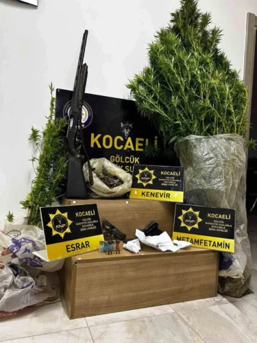 Kocaeli’de Uyuşturucu Operasyonu: Esrar, Metamfetamin, Kenevir ve 3 Silah Ele Geçirildi, 1 Tutuklama
