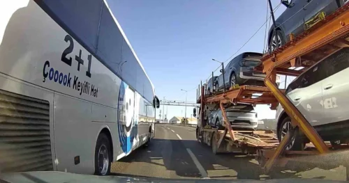 Kocaeli D-100’de Otobüsün Otomobili Sıkıştırdığı Anlar Kamerada: Kaza Kıl Payı Atlatıldı