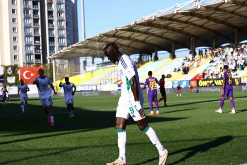 Trendyol Süper Lig: Eyüpspor – Çaykur Rizespor Maçının İlk Yarısı Tamamlandı! Rizespor 1-0 Önde, Mihaila Kırmızı Kart Gördü