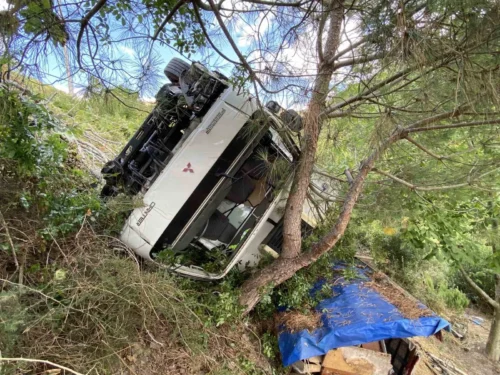 Kocaeli’de Gıda Kamyonu Uçuruma Yuvarlandı: Sürücü Kurtarıldı