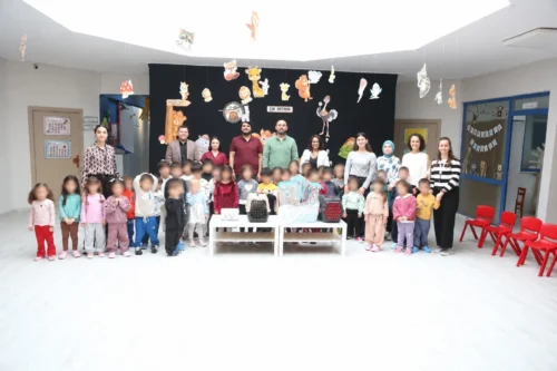 ÇAYIROVA’DA MİNİK ÖĞRENCİLERE HAYVAN SEVGİSİ VETERİNERLİK MESLEĞİ ANLATILDI