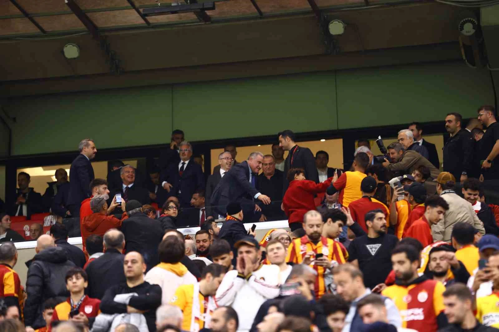 Galatasaray Barcelona Şampiyonlar Ligi Maçı: Bakan Osman Aşkın Bak RAMS Park’taydı