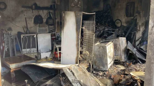 Kocaeli Körfez’de Depo Yangını: 3 Katlı Bina Hasar Gördü, 2 Kişi Hastaneye Kaldırıldı
