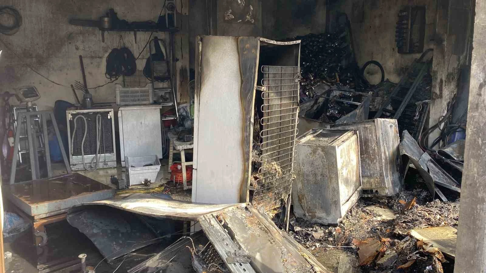 Kocaeli Körfez’de Depo Yangını: 3 Katlı Bina Hasar Gördü, 2 Kişi Hastaneye Kaldırıldı
