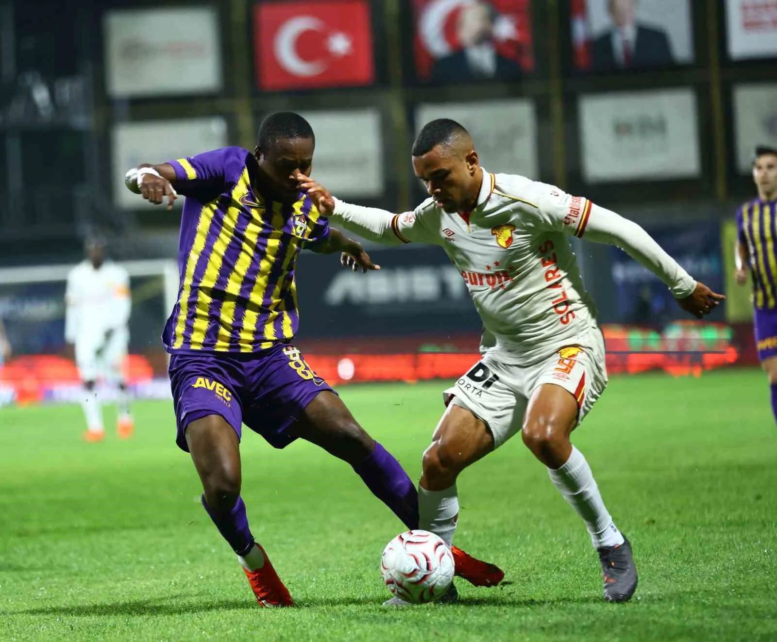 Trendyol Süper Lig 7. Hafta: Eyüpspor 0-1 Göztepe (İlk Yarı) | Kırmızı Kart Şoku!