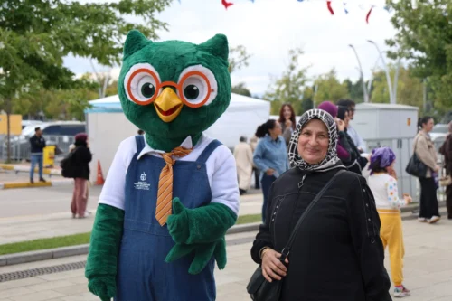 Kocaeli Kitap Fuarı’nda Kitaplarla Denge Oyunu: Baş Üstünde Taşıma Etkinliği Fuara Renk Kattı
