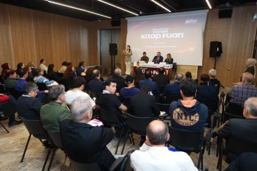 Kocaeli Kitap Fuarı’nda “Spor Kenti Kocaeli” Lansmanı ve Şehir Kimliği Tartışıldı
Eğitimci Mithat Zorlu’dan Fuar’da “Eğitim ve Gelecek” Söyleşisi: Yapay Zekaya Kritik Bakış
Davranış Bilimleri Uzmanı Şengül Yiğit’ten Kocaeli Kitap Fuarı’nda “Sözcüklerin Gücü”
Kocaeli Kitap Fuarı Söyleşileri Yoğun İlgiyle Devam Ediyor: Uzman İsimler Sahnedeydi