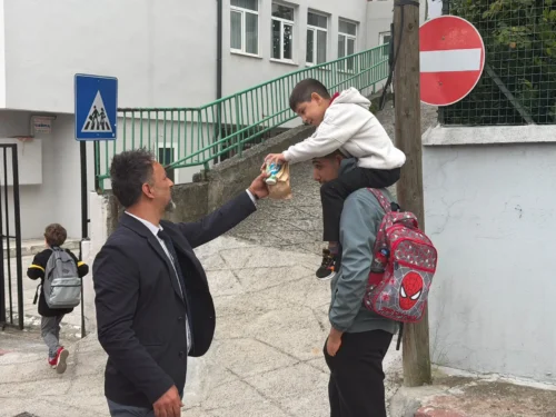 İzmit Beslenme Saati Geleneği Devam Ediyor: Öğrencilere Sağlıklı Beslenme Desteği