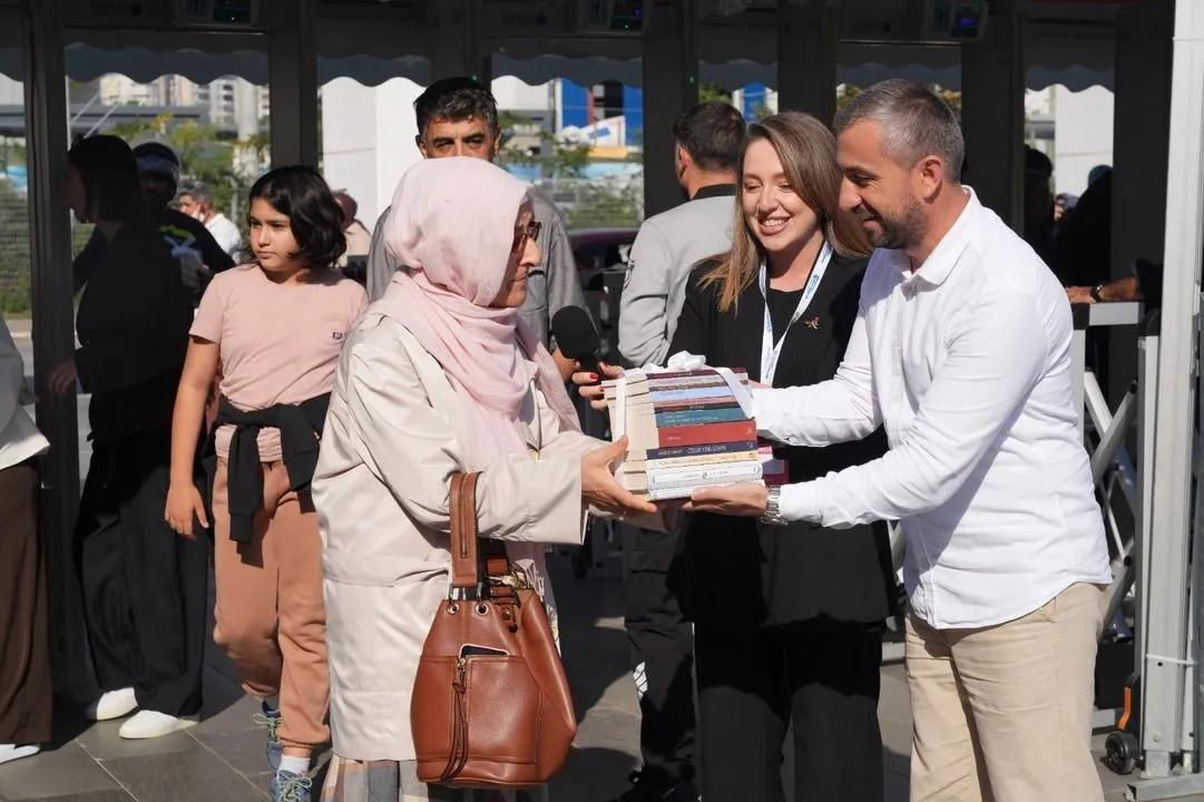 Kocaeli Kitap Fuarı Milyonuncu Misafire Konfetili Karşılama Yaptı