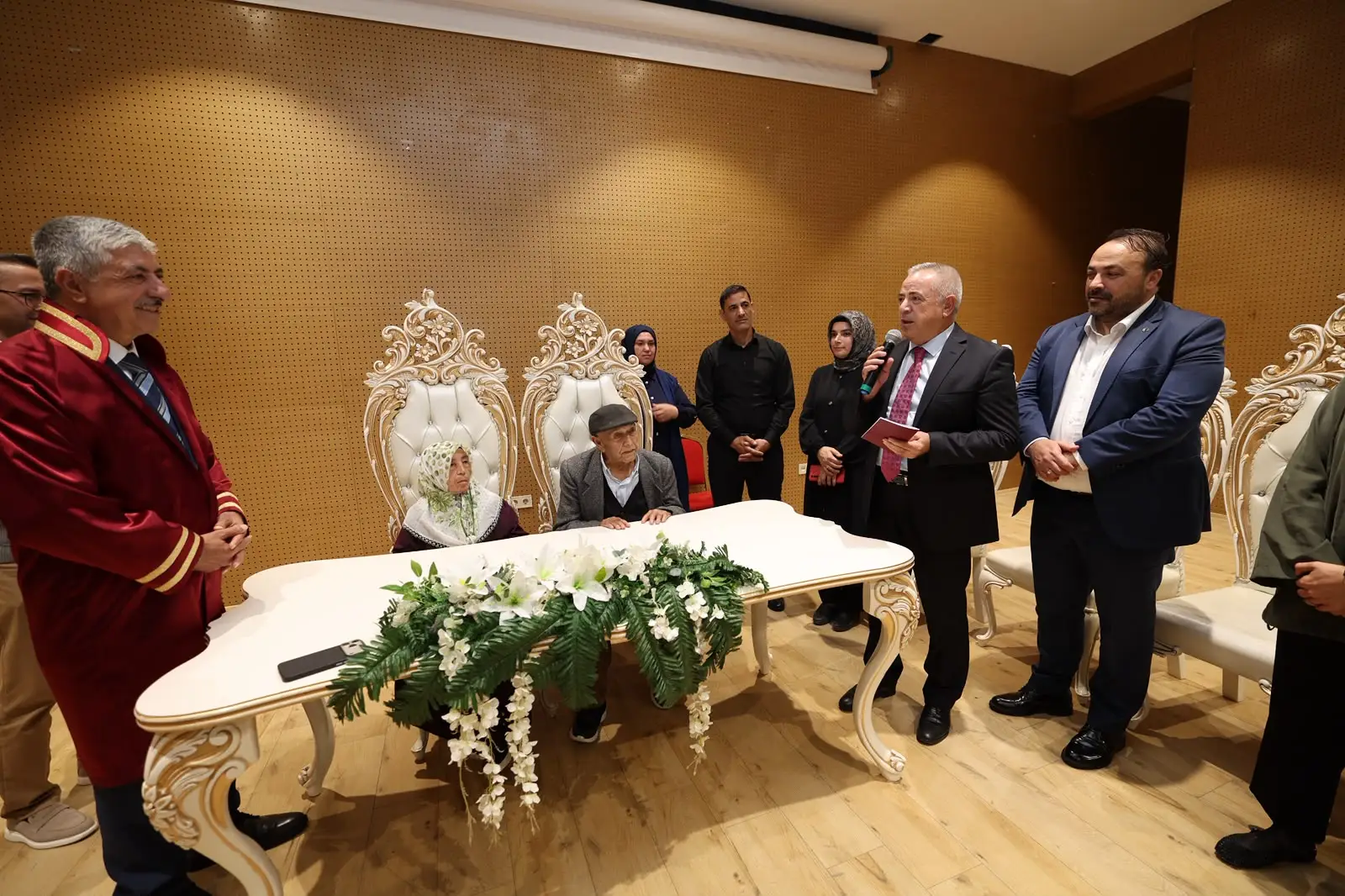 Dilovası’nda Asırlık Çınarların Nikahı Gönülleri Isıttı