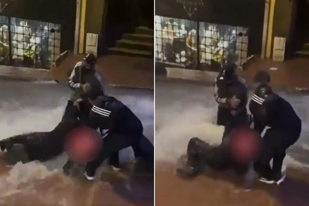 Beyoğlu’nda selde metrelerce sürüklenen kadını vatandaşlar kurtardı