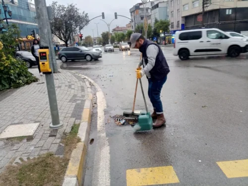 Darıca Belediyesi Mazgal ve Kanal Temizliğiyle Selle Savaşıyor