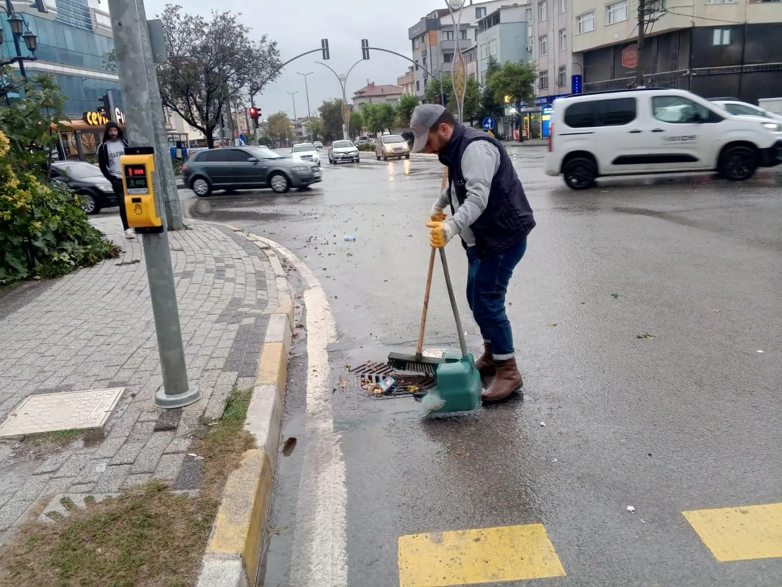 Darıca Belediyesi Mazgal ve Kanal Temizliğiyle Selle Savaşıyor