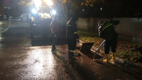 Çayırova Ekipleri Şiddetli Yağışla Aralıksız Mücadele Ediyor