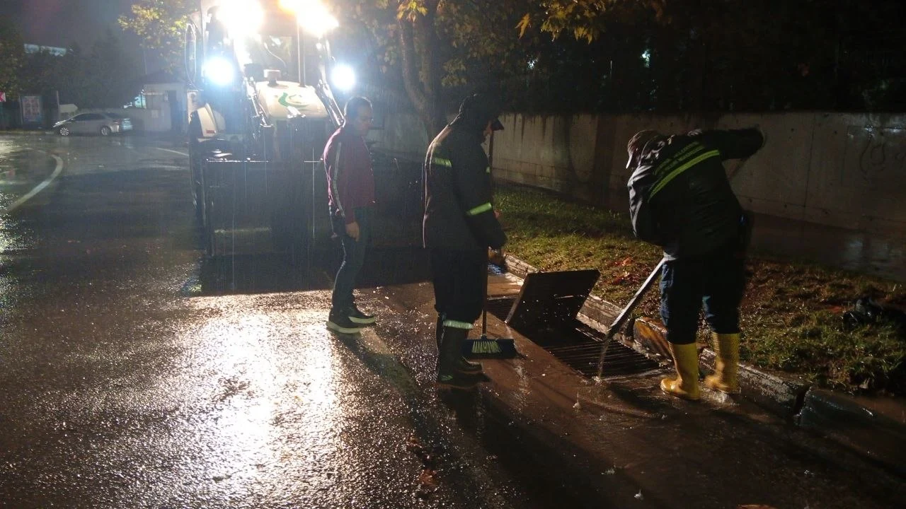 Çayırova Ekipleri Şiddetli Yağışla Aralıksız Mücadele Ediyor
