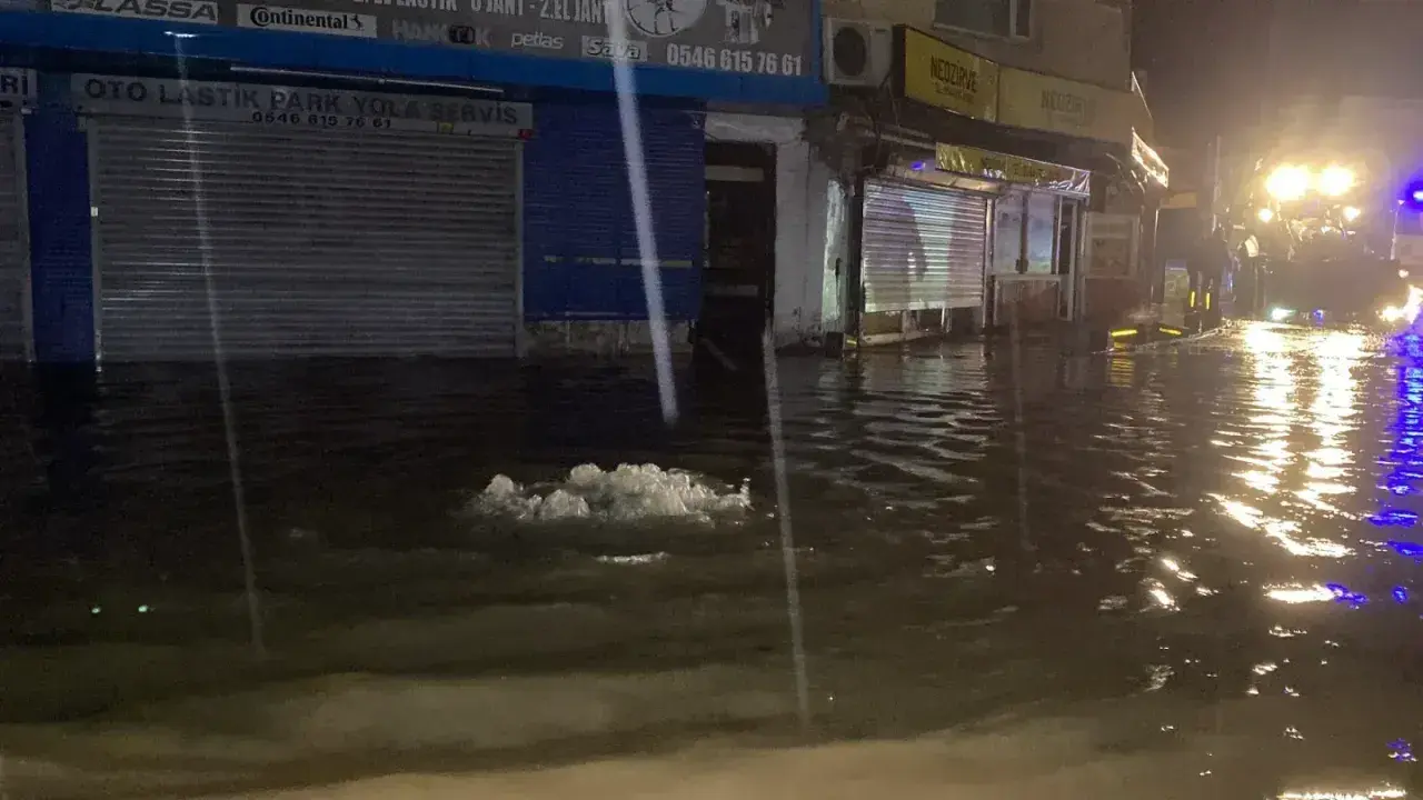 Selde yol geçmeye çalışırken düştü, hastanede vefat etti