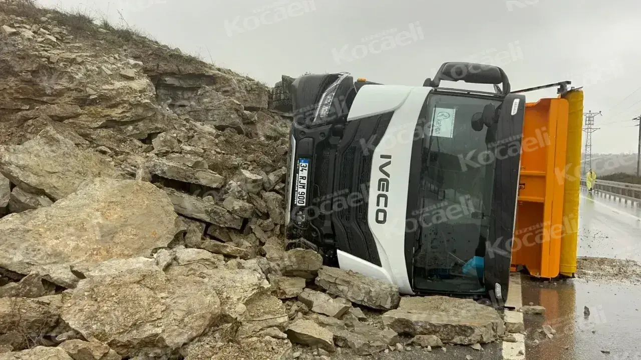 Kandıra yolunda ikinci heyelanda 2 kamyon gömüldü