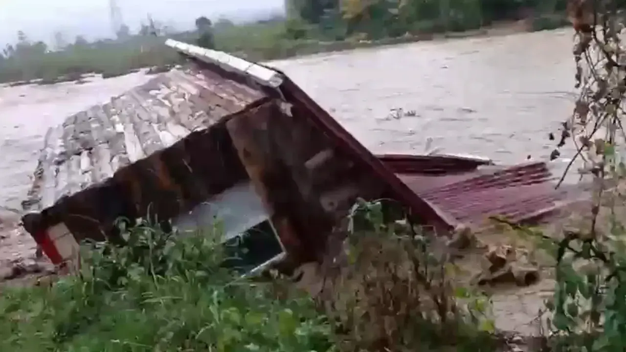 Evler selde sürüklendi, sakinleri son anda kurtuldu: O anlar kamerada