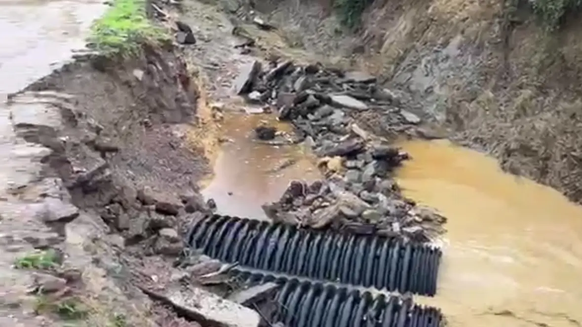 Akşemeşe’de sel yolu kapattı, çiftçiler yardım bekliyor