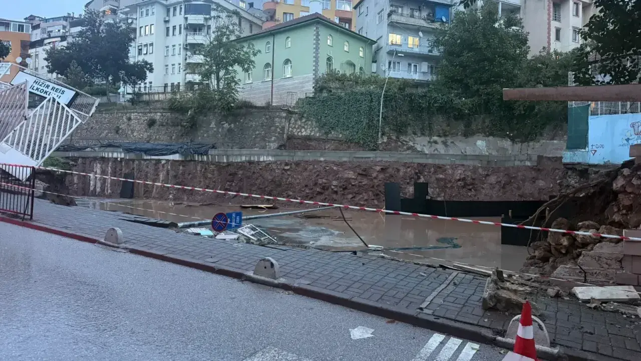İzmit’te inşa halindeki okulun duvarı yağışla yıkıldı