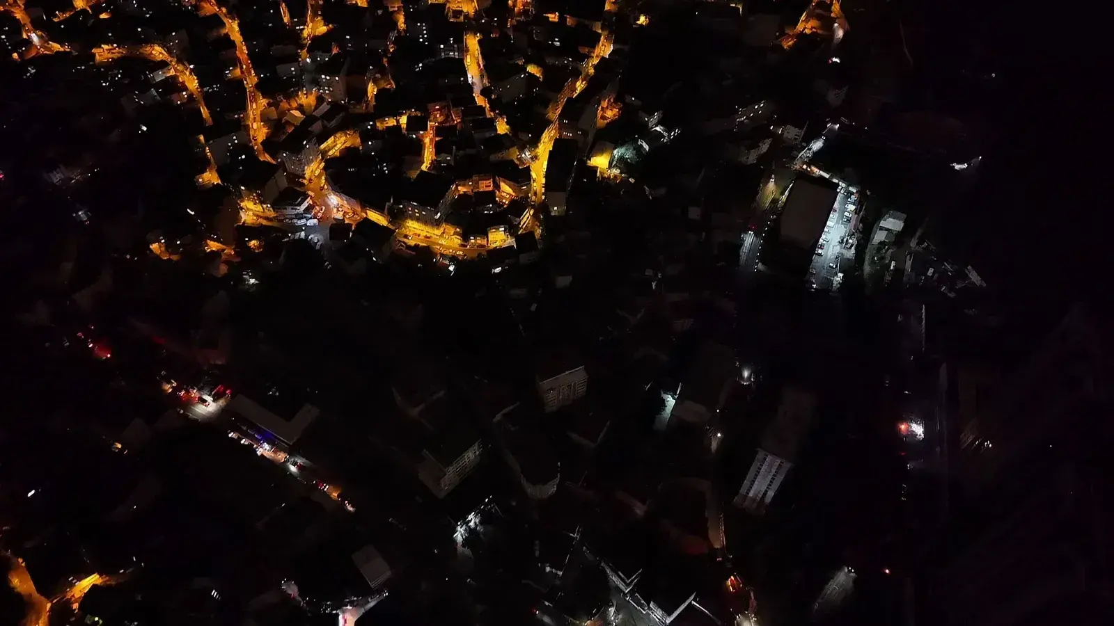 Sel sonrası Ayazağa’nın karanlık gecesi havadan görüntülendi