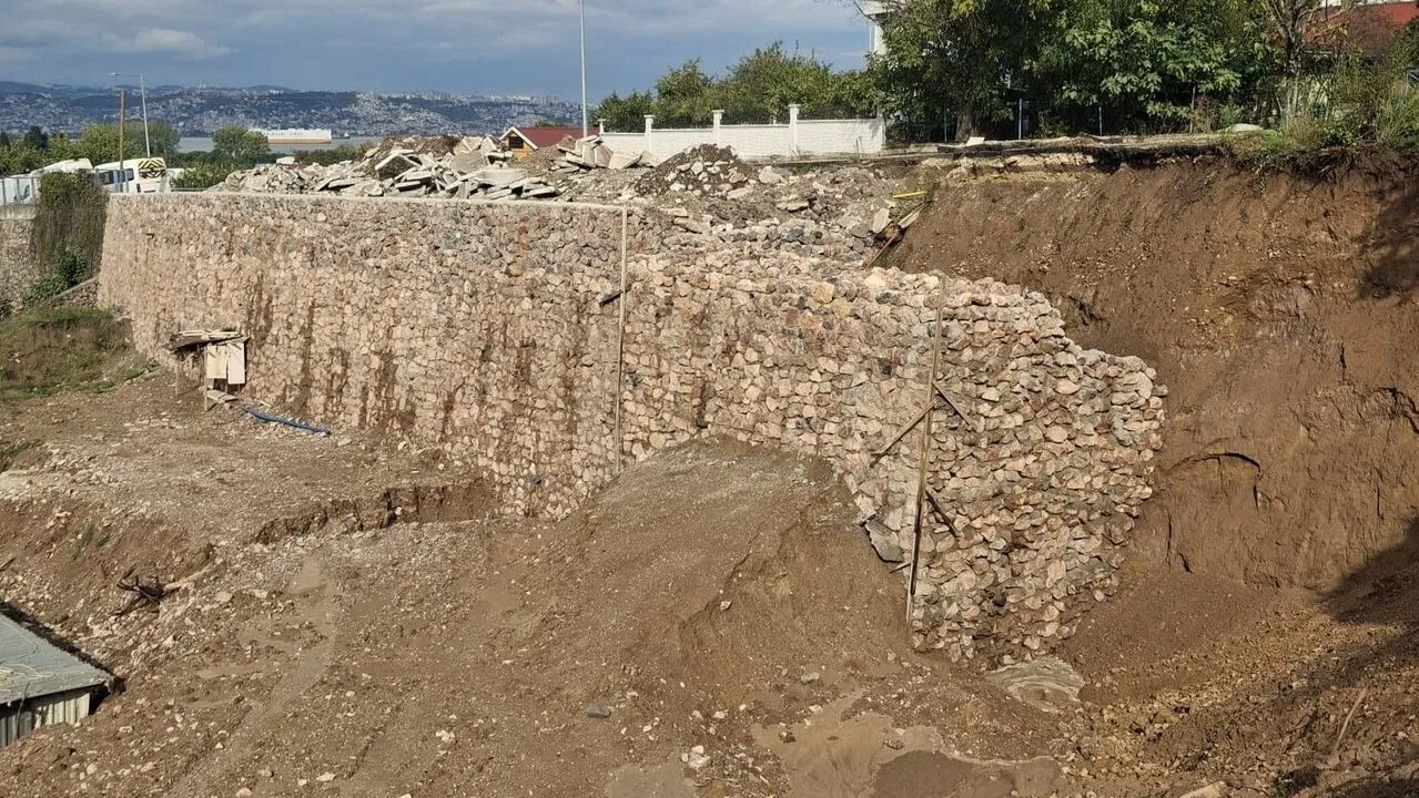 Okurdan Bitmeyen Duvar Uyarısı: ‘Birileri Öldükten Sonra Mı?’