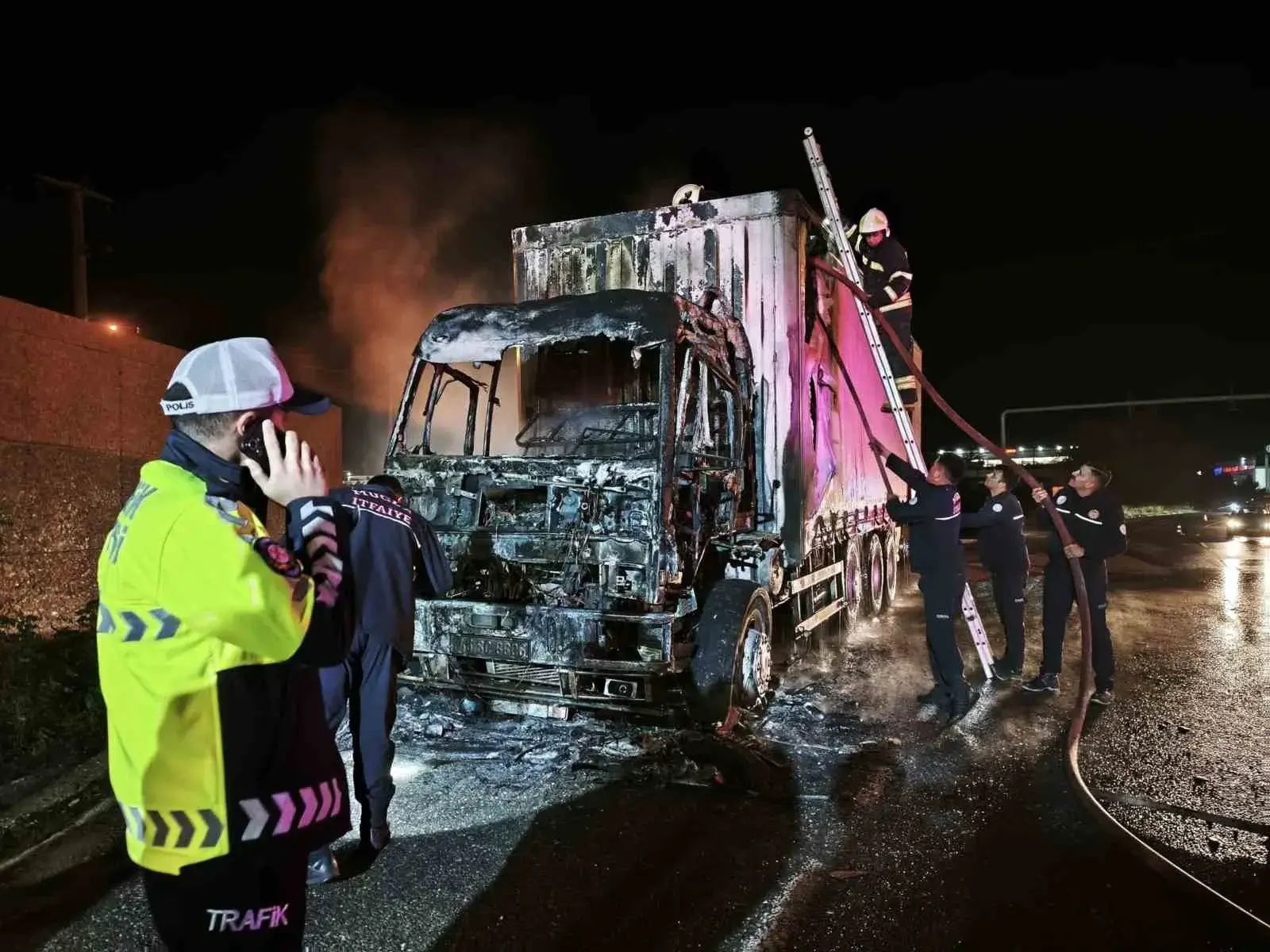 Kafaca Kavşağı’nda Kamyon Yangını: Araç Kullanılmaz Hale Geldi
