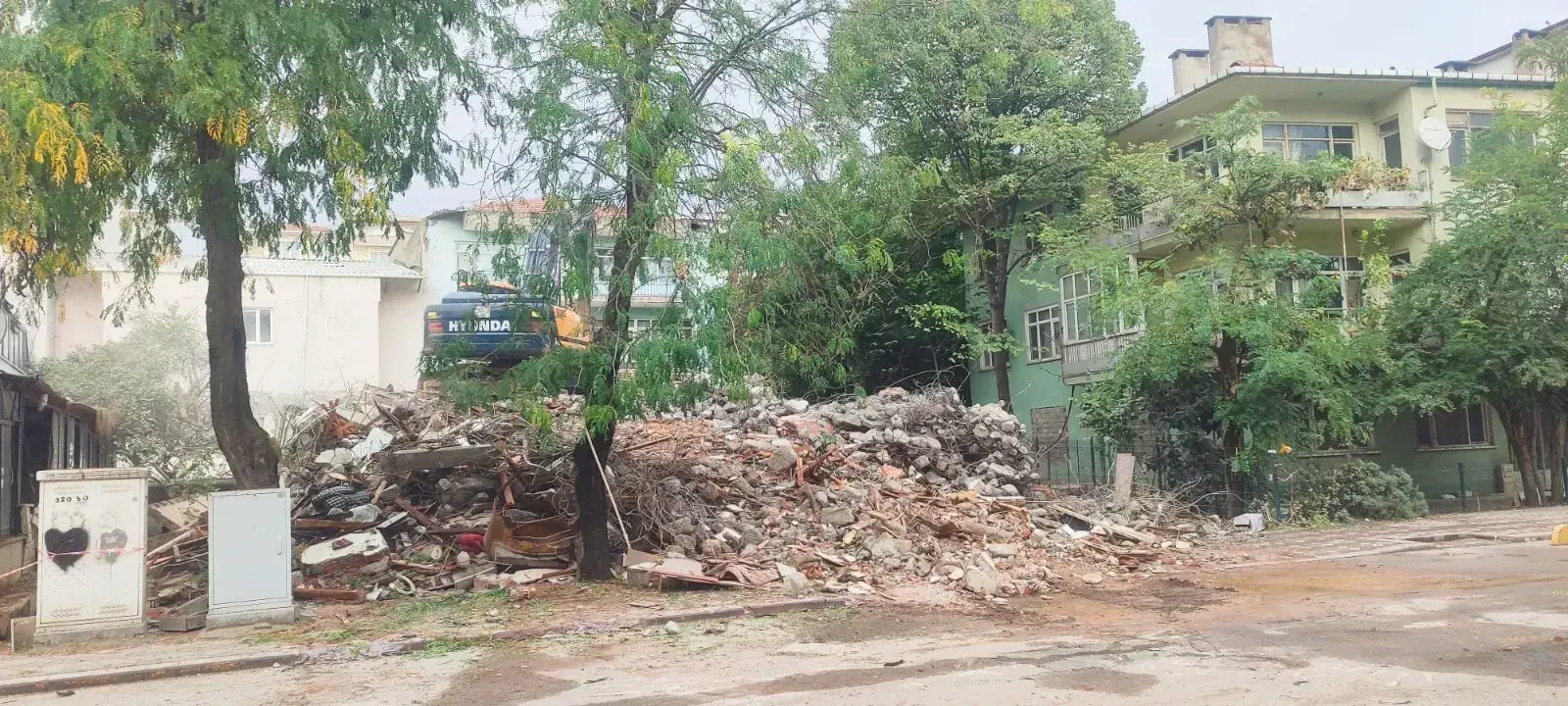 Gebze’de Çevre Güvenliği İçin Metruk Binaların Yıkımına Başlandı