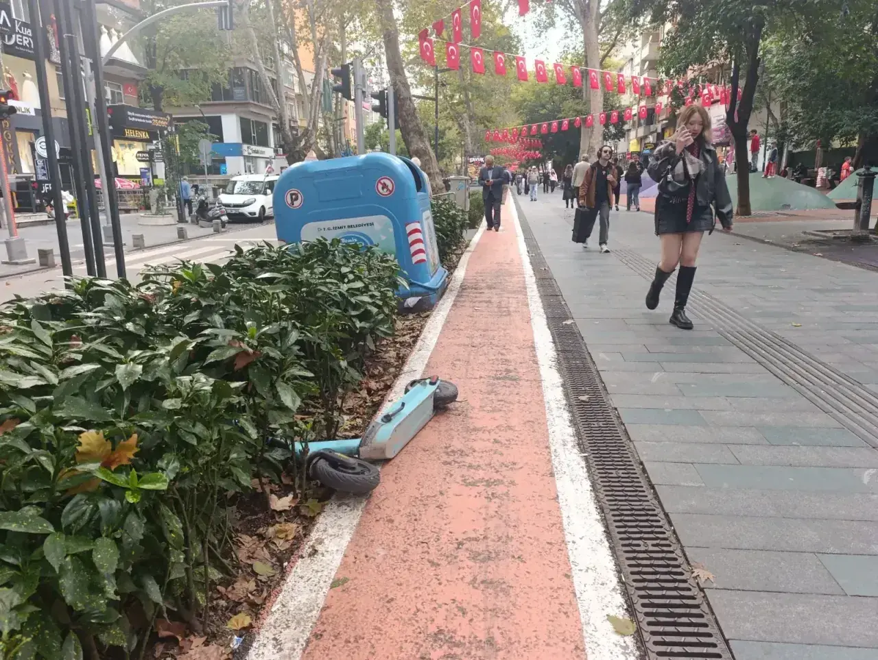 Gelişigüzel Scooterlar Yürüyüş Yolu’nu Engel Parkuruna Çevirdi