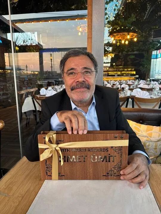 Ahmet Ümit yabancı konuklarına İzmit pişmaniyesi ikram etti