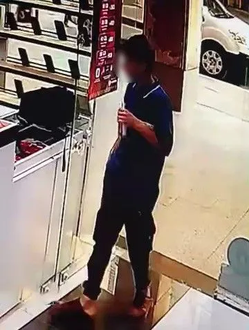 Sıfır telefonu çaldı, rahat tavırları kameraya yansıdı