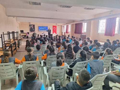 Çayırova’da ‘İyilikte Yarışanlar’la yüzlerce öğrenciye dijital değerler