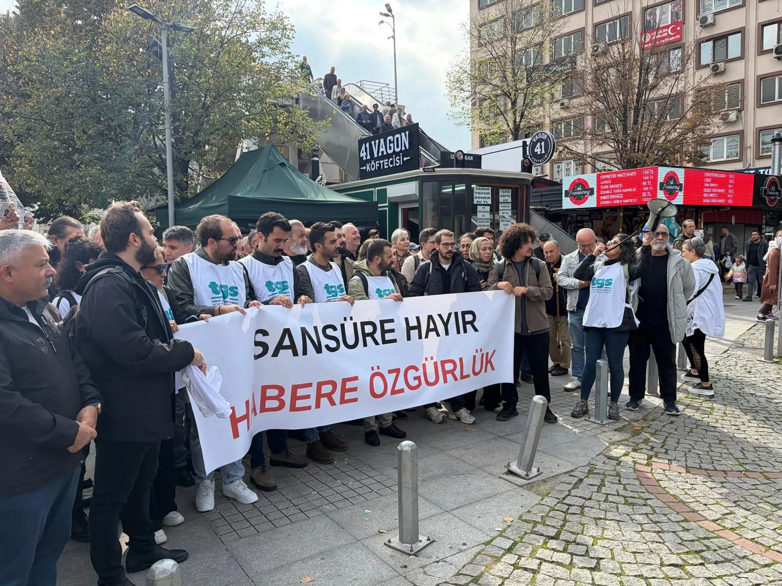 İzmit’te gazeteciler, basın özgürlüğü mücadelesini yükseltti