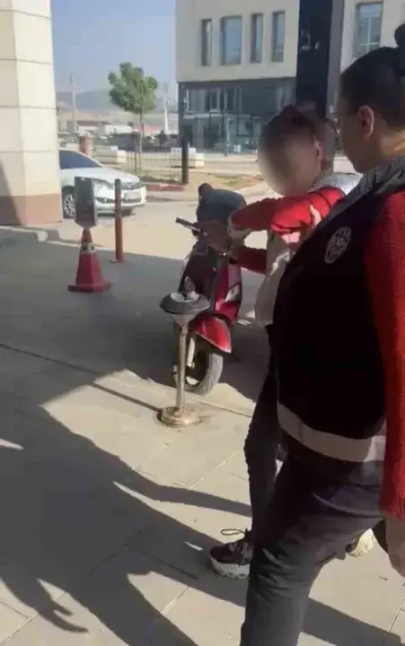 Kediye Taşla Saldıran Kadın Emniyet Güçlerince Yakalandı