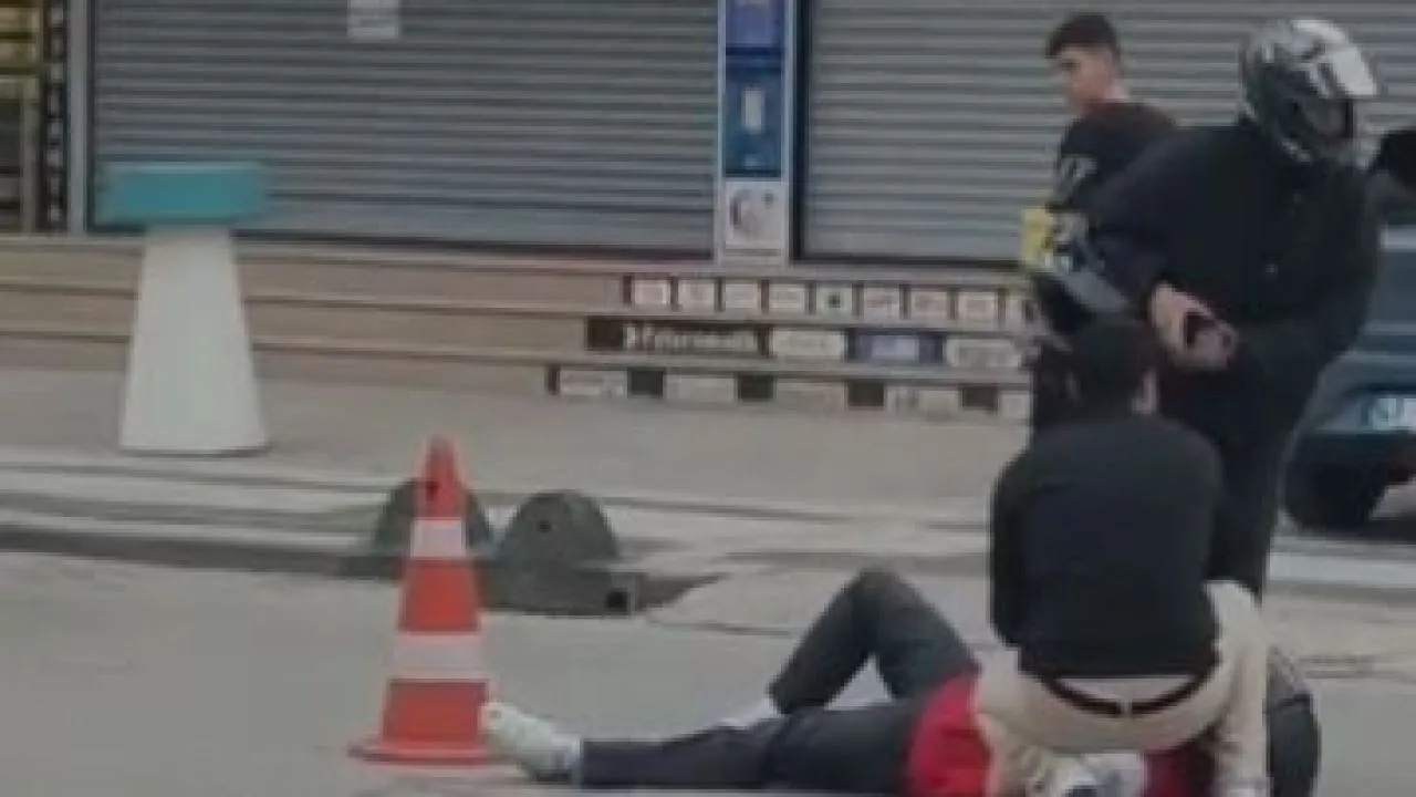 Motosiklet ve Otomobil Çarpışması Sonrası Yol Kapatıldı